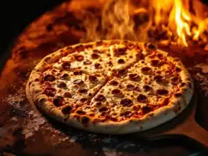 Napolitaanse pizza wordt gedraaid in professionele houtoven met dansende vlammen en goudbruine korst met leopard spotting